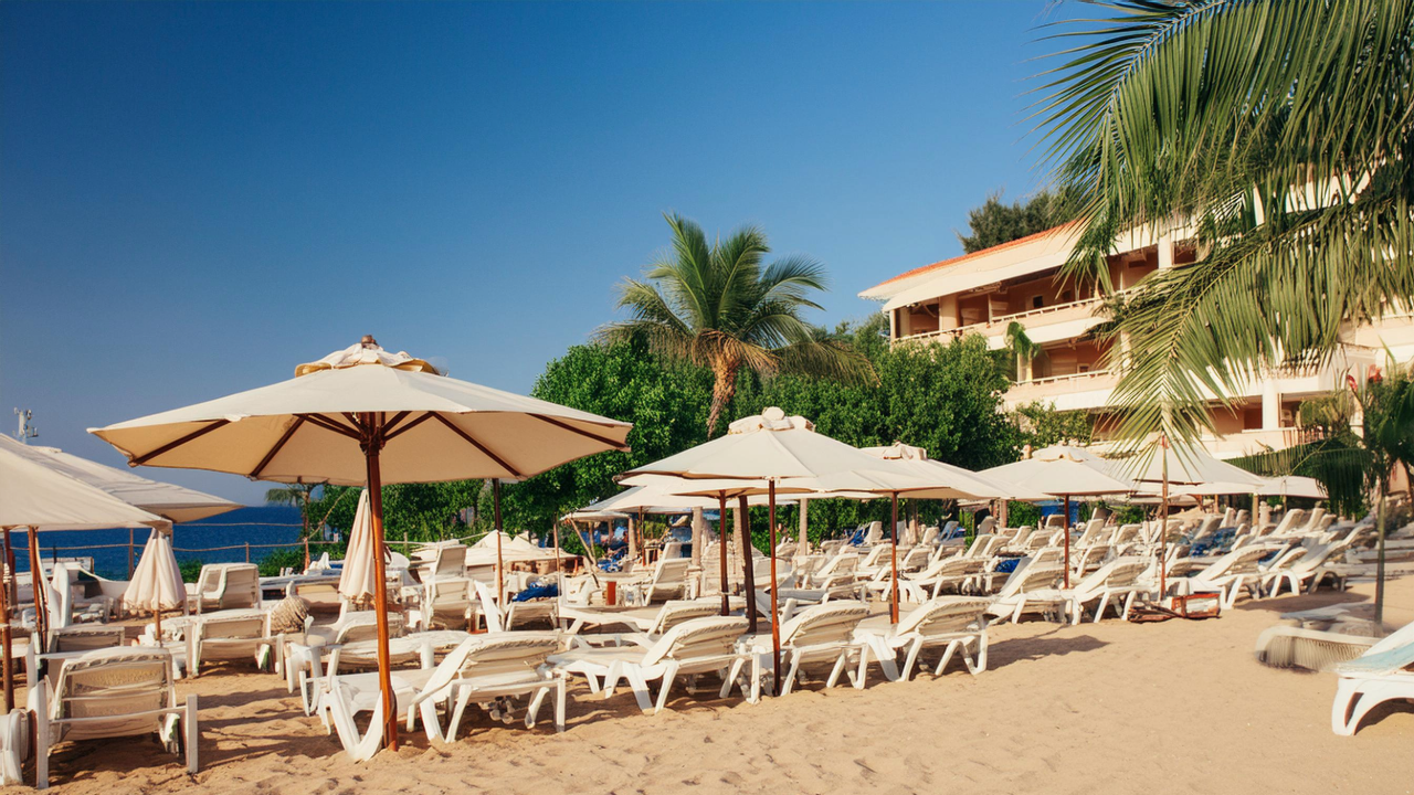 strand-in-der-tuerkei-mit-sonnenliegen-und-hotelparadies