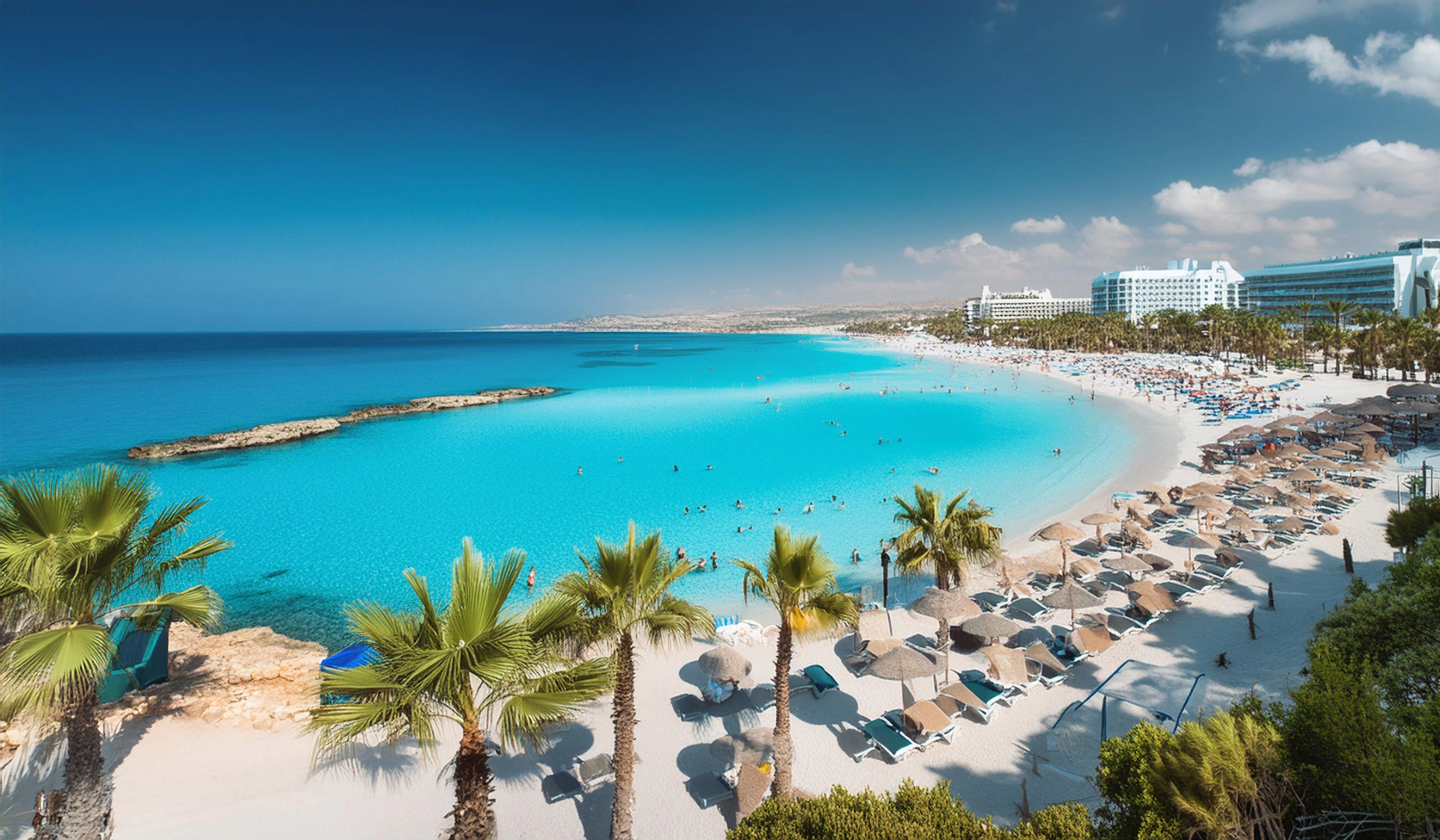 zypern-urlaub-am-strand-touristen-genießen-die-sonne