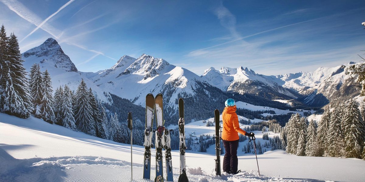 skifahrer-schaut-auf-die-piste-in-den-alpen-schneebedeckt