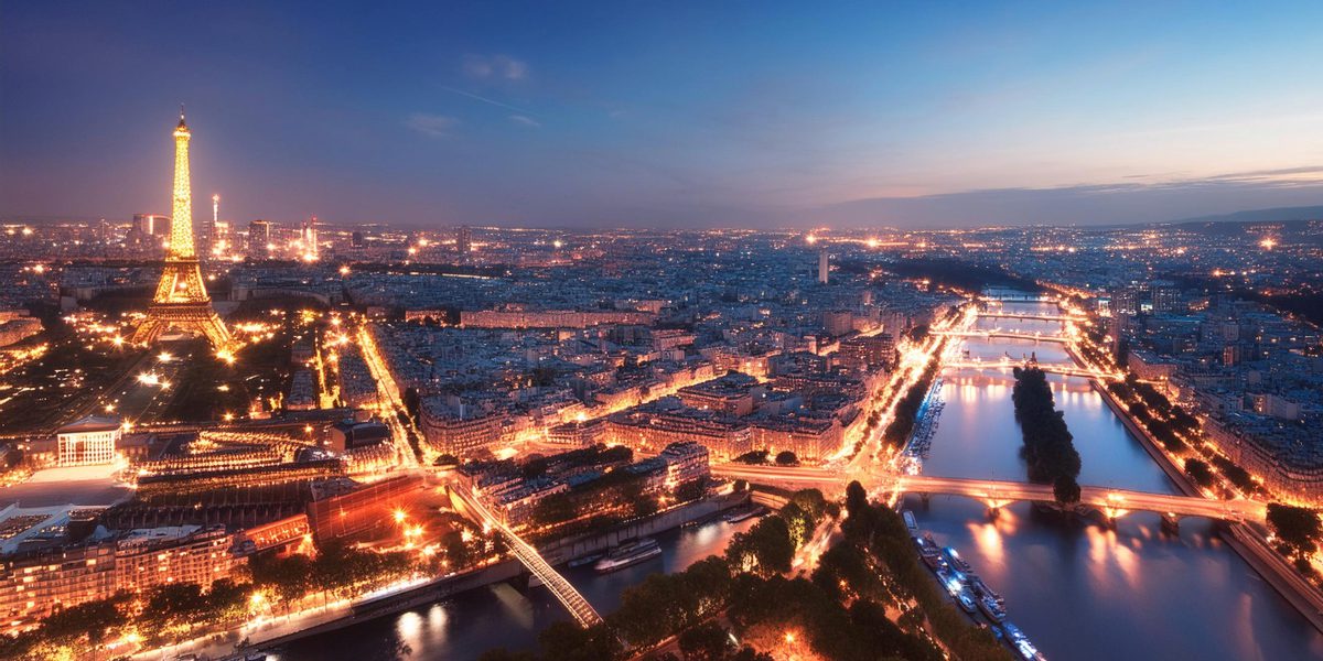 paris-in-der-nacht-mit-eifelturm-und-vielen-lichtern-staedtereise